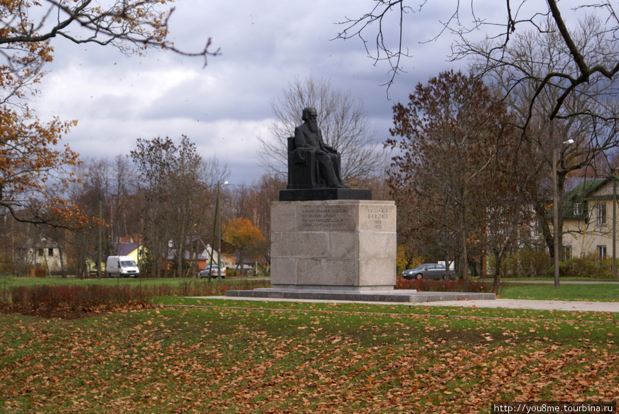 памятник в парке — латышский писатель Кришьянис Баронс (1835-1923) Сигулда, Латвия