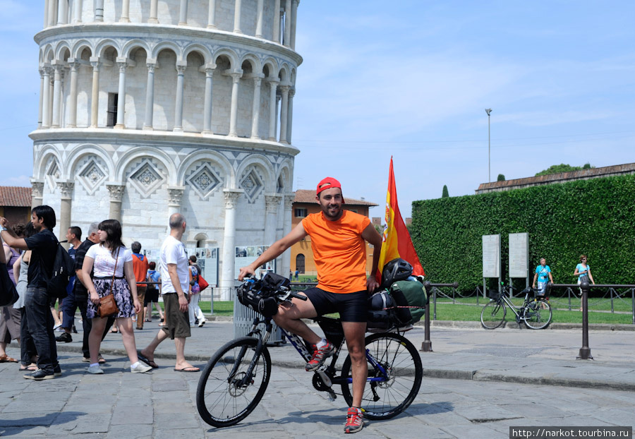 счастливый испанец доехавший до пизы на велосипеде Пиза, Италия