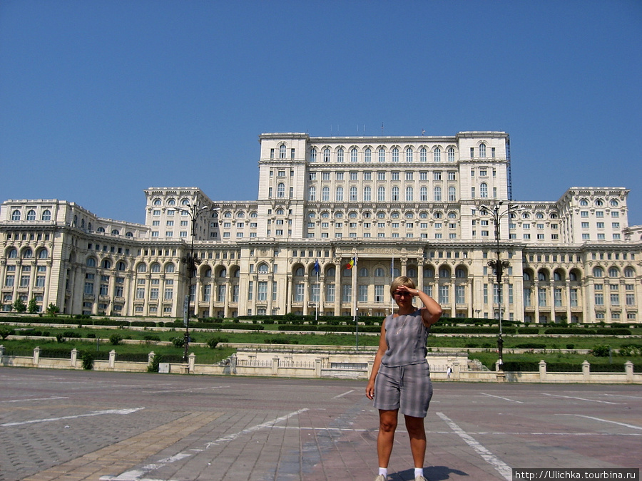 Я на фоне дворца Чаушеску Румыния