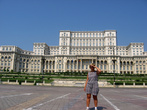 Я на фоне дворца Чаушеску