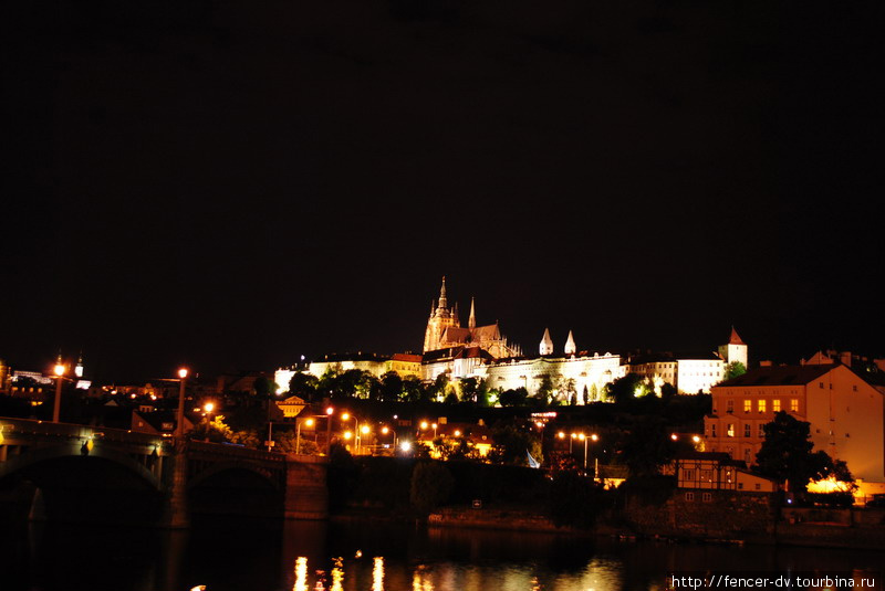 А так собор выглядит ночью с берегов Влтавы Прага, Чехия
