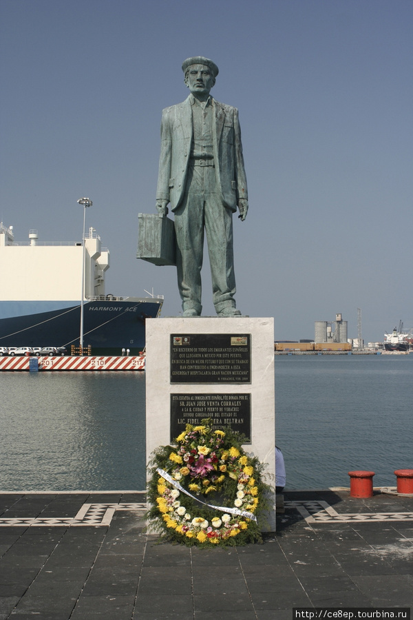 Памятник всем испанским эмигрантам, прибывшим в Мексику через порт Веракрус Веракрус, Мексика