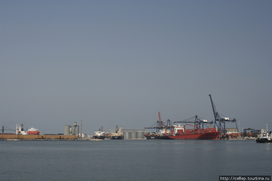 Портовый город — видно сразу — контейнеры, терминалы, суда Веракрус, Мексика