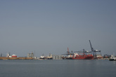 Портовый город — видно сразу — контейнеры, терминалы, суда