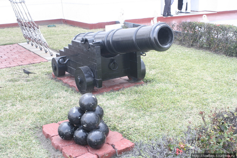Старинное орудие, из которого стреляли по пиратским кораблям, которые раньше часто атаковали город Веракрус, Мексика
