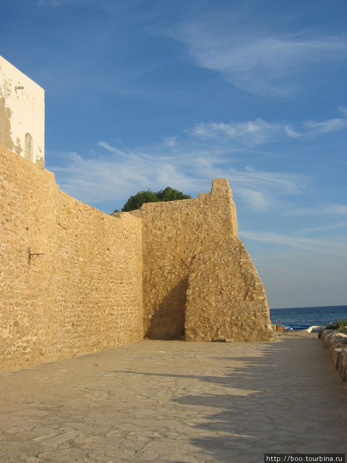 стены медины Хаммамета Тунис