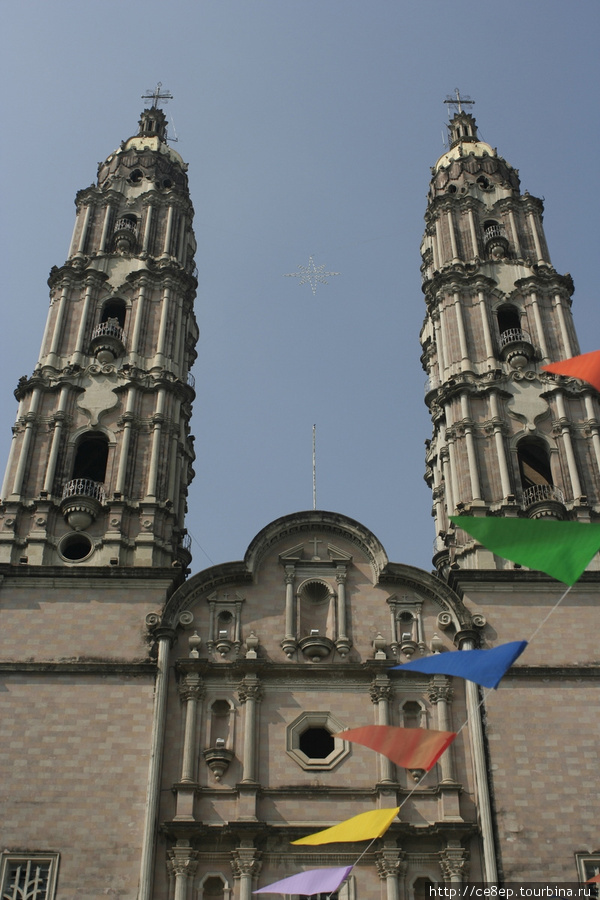 Фронтальный вид кафедрального собора Вильяэрмоса, Мексика