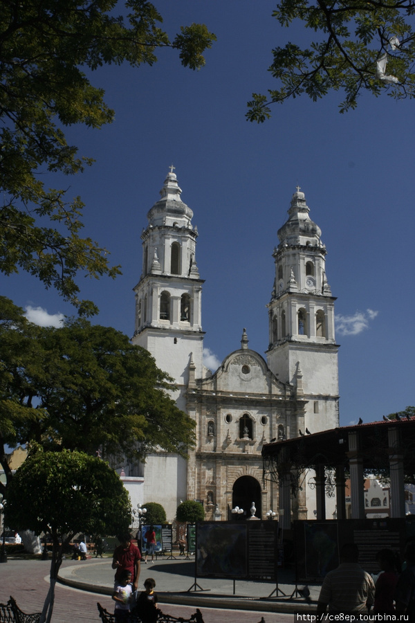 Кафедральный собор, особо ничем не выделяется, таких много и в других городах Кампече, Мексика