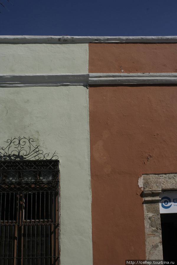 Один дом является продолжением следующего и отделяется от другого цветом, чтобы хозяева не путались :) Кампече, Мексика