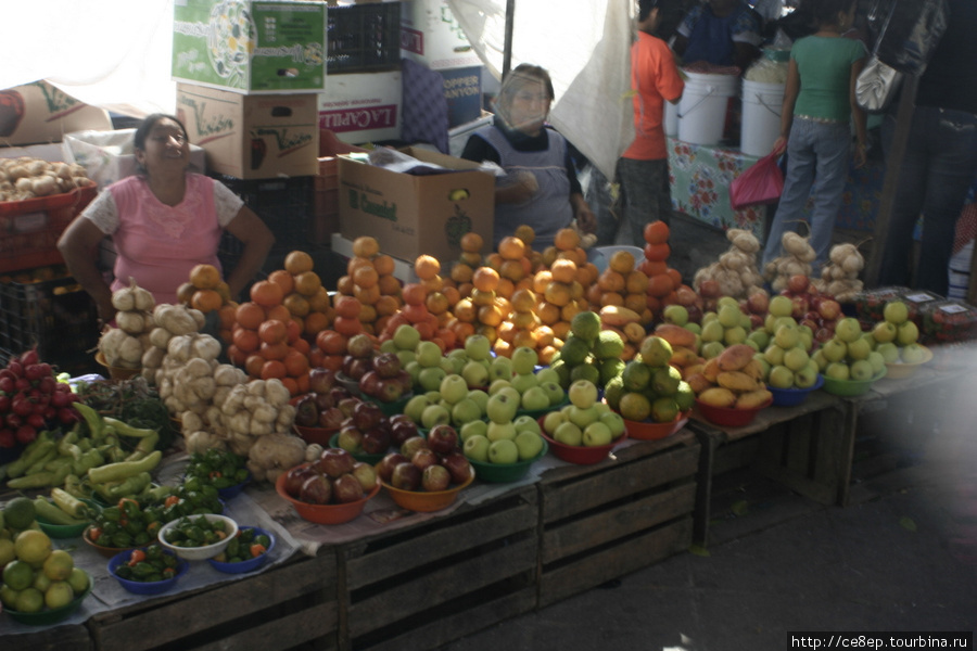 Рынок предлагает фрукты и овощи Кампече, Мексика