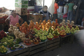 Рынок предлагает фрукты и овощи