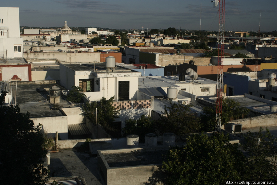 Крыши домов прямые, без скатов и прочих коньков. Напоминают марокканские дома Кампече, Мексика