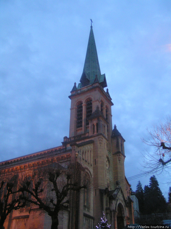 Фасад церкви сбоку Экс-ле-Бэн, Франция