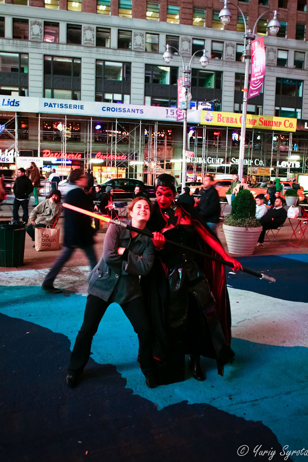 Хелловинское сумасшествие Таймс Сквер Нью-Йорк, CША