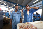 Продавцы постоянно демонстрируют жабры — определитель свежести рыбы.