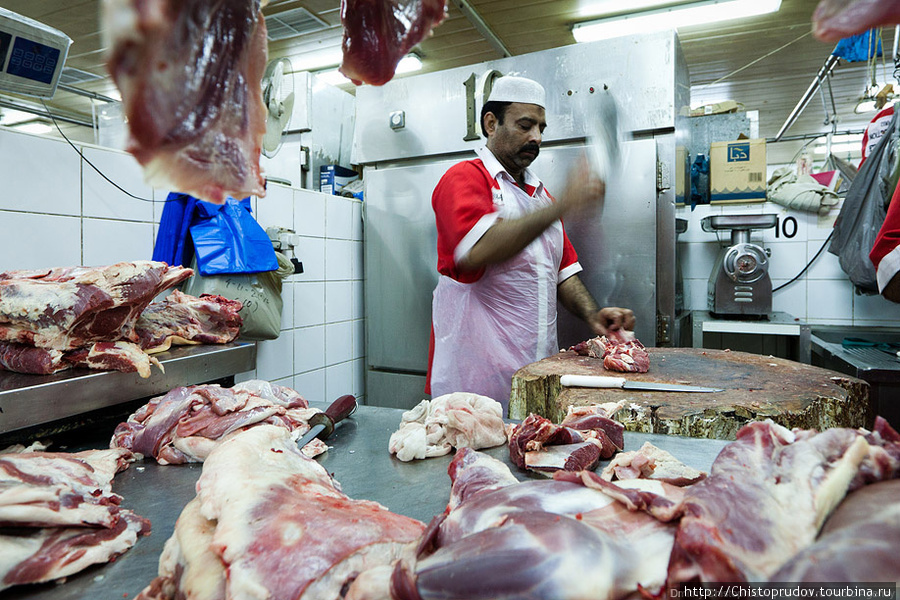 Мясо рубят на большом пне, при желании можно заказать, чтобы мясо пропустили через мясорубку. Дубай, ОАЭ