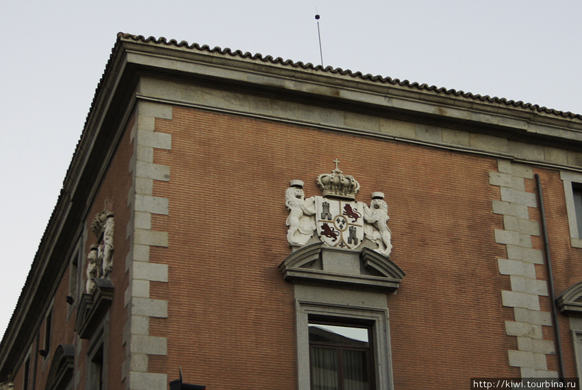 Герб Габсбургов в австрийской части Мадрида Мадрид, Испания