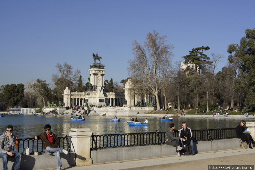 Памятник королю Алонсо в парке Ретиро Мадрид, Испания