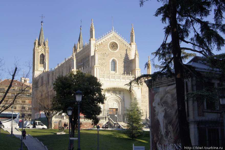 Церковь в стиле французской готики у музея Прадо Мадрид, Испания