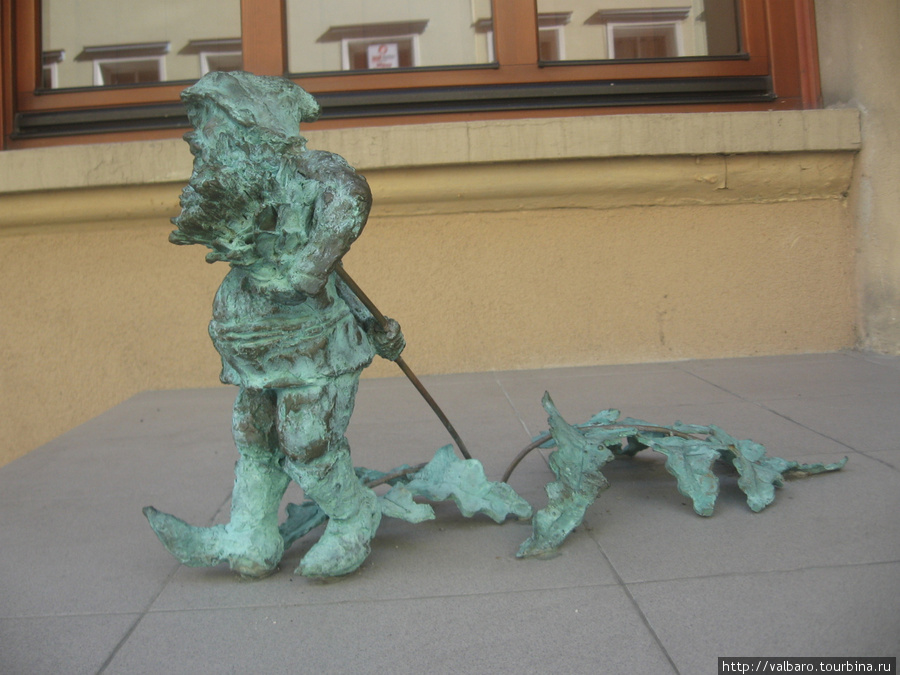 Гномик, тянущий за собой ветку. Молодой, поэтому пока зеленый, туристы еще не обтерли Вроцлав, Польша