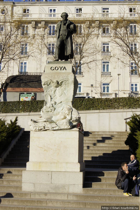 Памятник Гойе у музея Прадо. У его ног — его знаменитая Маха Мадрид, Испания