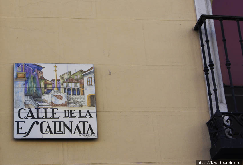 Названия улиц и площадей часто пишутся на плитке Мадрид, Испания