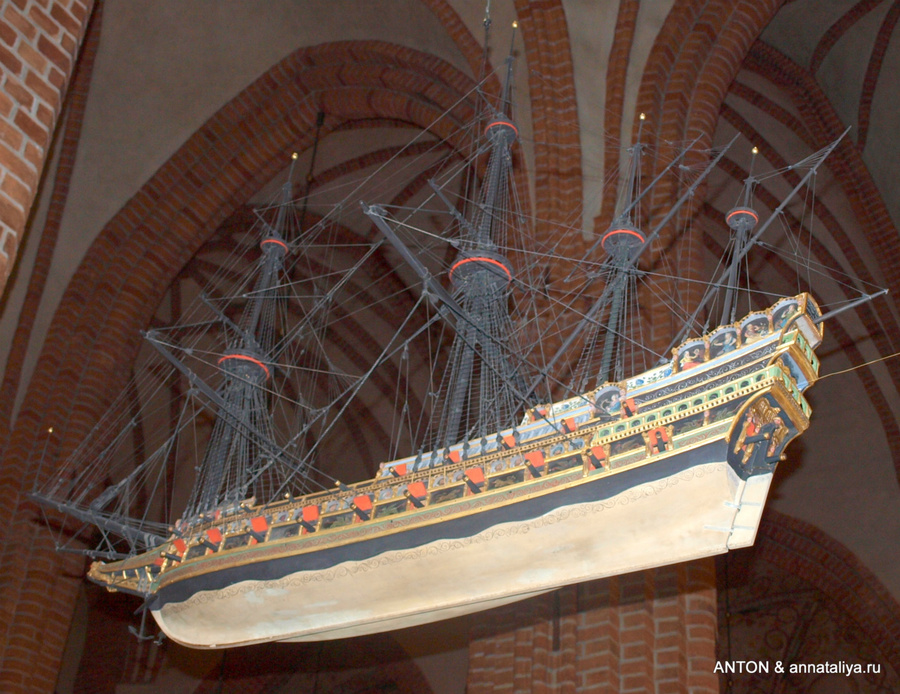 Корабль у входа, так как святой Николай был покровителем мореплавателей и путешественников Стокгольм, Швеция