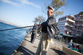 Знаменитые стамбульские рыбаки. По городу можно встретить тысячи людей с удочками.