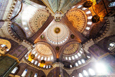 Внутри мечеть хорошо освещена, на всех окнах имеются айаты и суры из Корана.