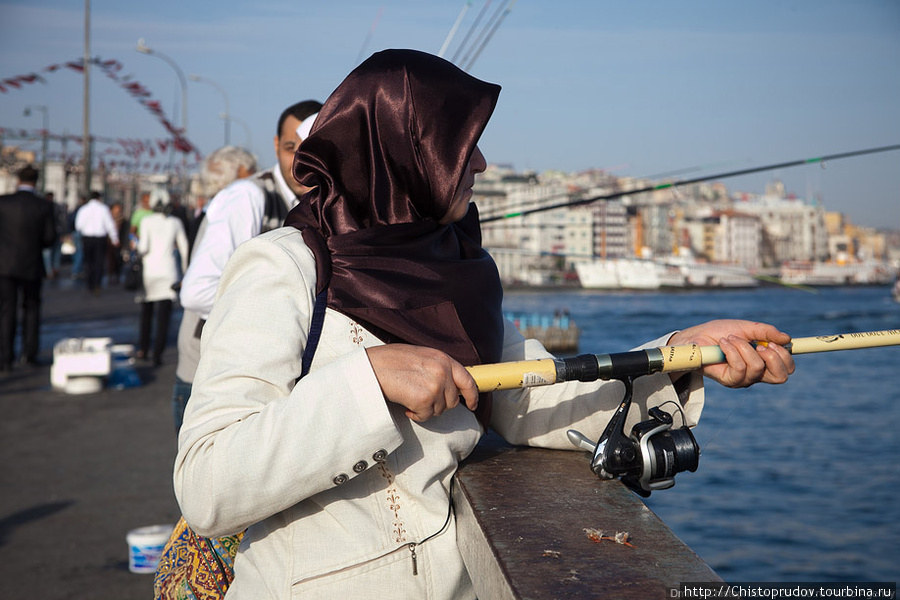 Рыбаки и старые рынки. Стамбул, Турция