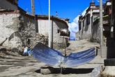 Тибетцы до сих пор кипятят воду вот на таких «устройствах», не доверяя электричеству