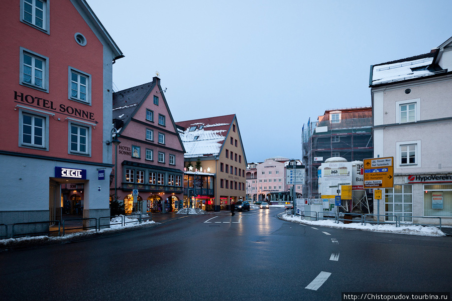 Небольшой городок Фюссен является последней точкой популярного туристического маршрута — Романтической дороги, которая пересекает всю Баварию с севера на юг. Фюссен, Германия