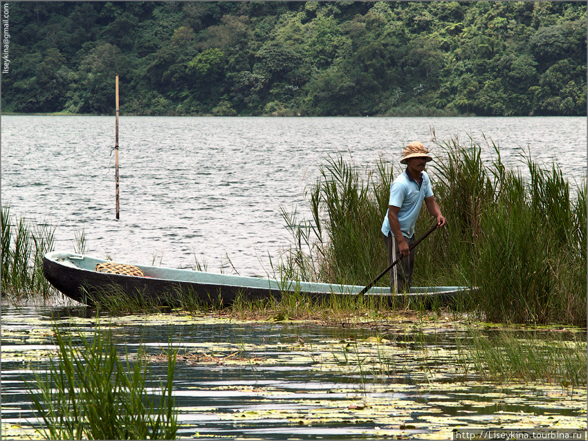 Пура Улун Дану на озере Братан Бедугул, Индонезия