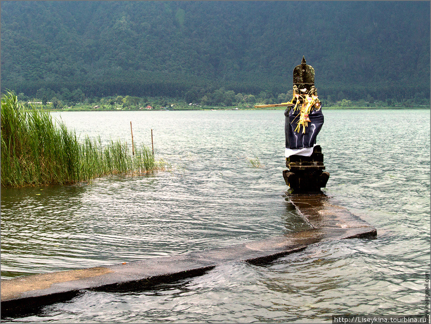 Пура Улун Дану на озере Братан Бедугул, Индонезия