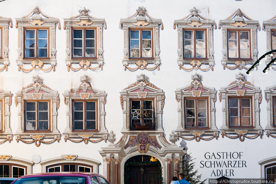 Гениальный человек нарисовал дивные на скучном фасаде дивные наличники. Вайсенбах-ам-Лех, Австрия