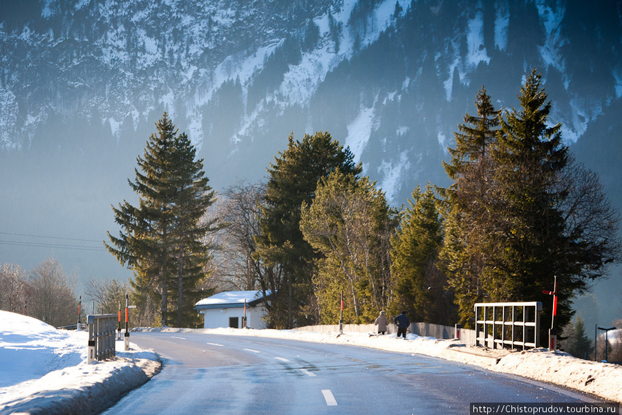 В опасных места вдоль дорого стоят столбики, которые указывают направление дороги, если ее завалит снегом. Вайсенбах-ам-Лех, Австрия