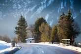 В опасных места вдоль дорого стоят столбики, которые указывают направление дороги, если ее завалит снегом.