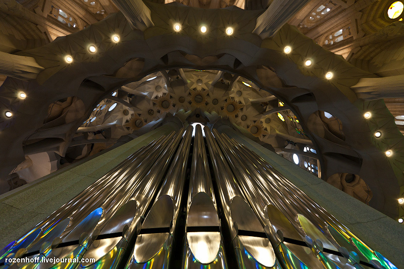 Гауди вознамерился создать поистине вселенский музыкальный орган, в котором небесную музыку в отверстиях ажурных башен-труб будет наигрывать ветер с Пиренеев. Барселона, Испания