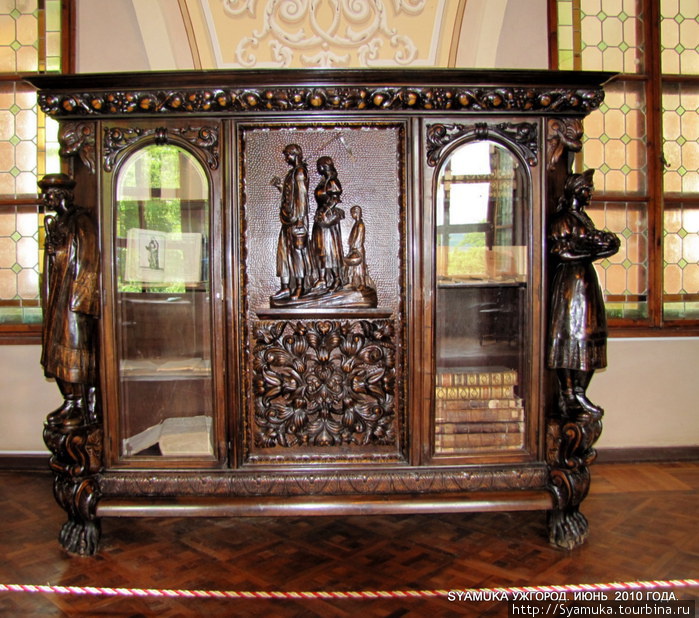 В музее выставлена на обозрение посетителей мебель XVIII-XIX веков. Ах, до чего же хороша! Ужгород, Украина