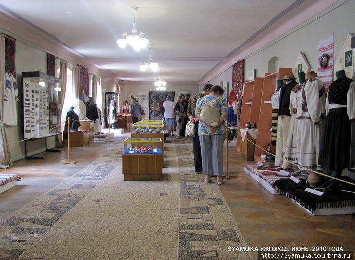 Один из больших залов наполнен экспонатами народного костюма. Ужгород, Украина