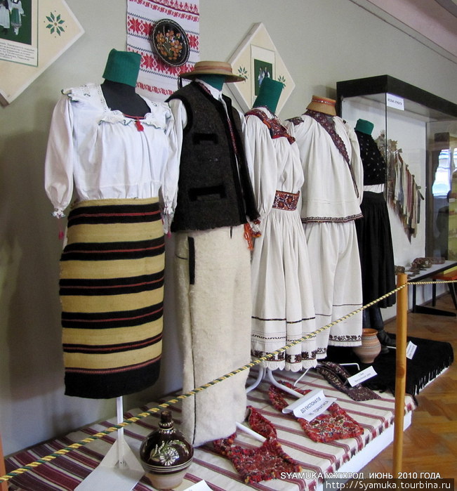 В зале выставлены женские и мужские комплекты одежды  закарпатских центров и сел. Ужгород, Украина