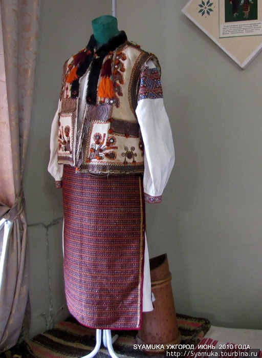 Цвет и узор вышивки на костюмах указывает на территориальную принадлежность к району Карпат. Ужгород, Украина