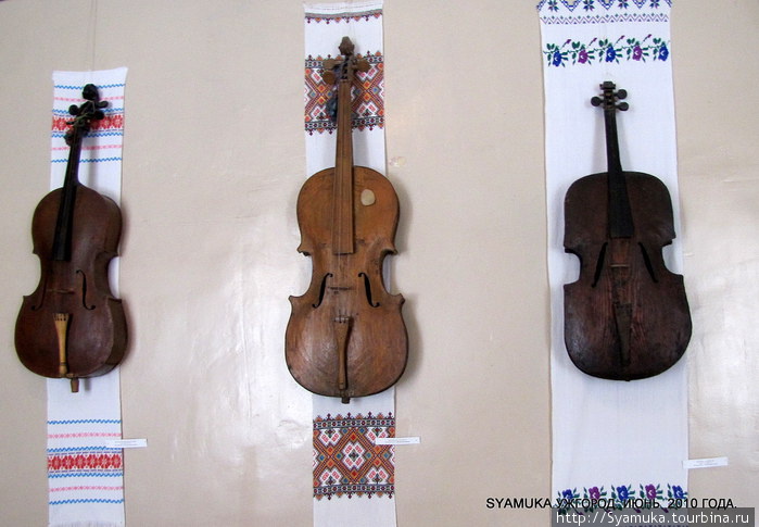 Скрипки. Закарпатские скрипки в руках закарпатских умельцев, да еще исполняющих закарпатские мелодии — просто — чудо расчудесное! Ужгород, Украина