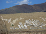 На холме рядом выложены камнями огромные надписи и рисунки.