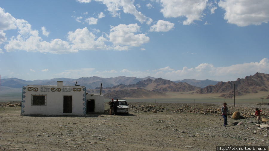 Вот такой у них дом. Собственный и единственный на округу. На заднем плане горы монгольского Алтая Баян-Улэгэйский аймак, Монголия