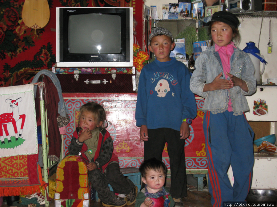 Всего детей пятеро, просто кого-то на этом снимке нет Баян-Улэгэйский аймак, Монголия