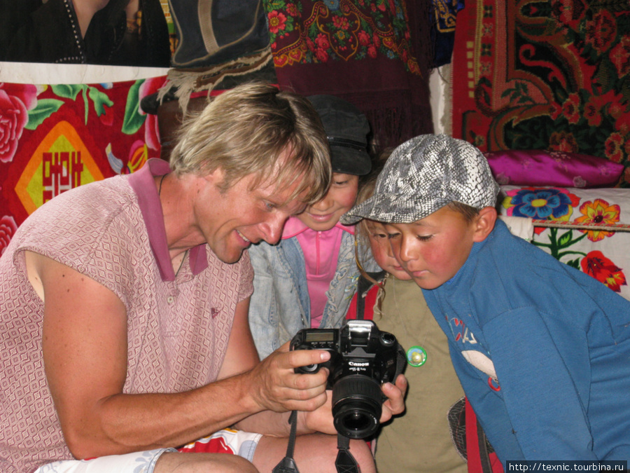 Дети постарше с любопытством рассматривают фотографии.

В ответ нам показывали их собственные фотографии, которые им подарили путешественники, проезжавшие через эти края больше одного раза. Баян-Улэгэйский аймак, Монголия