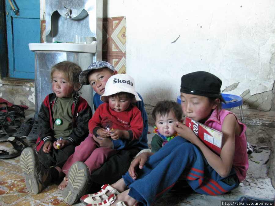 Вот на этой фотографии все пятеро детей. Было приятно видеть, как старшие заботятся о младших, любят своих братьев и сестёр. Баян-Улэгэйский аймак, Монголия