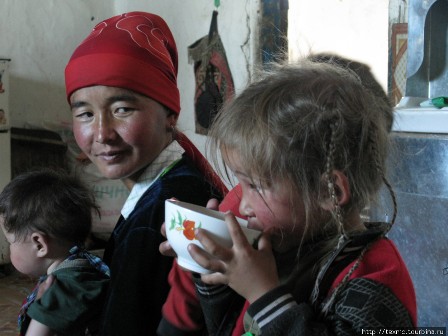 И их мама. Все вместе пьём чай. Баян-Улэгэйский аймак, Монголия