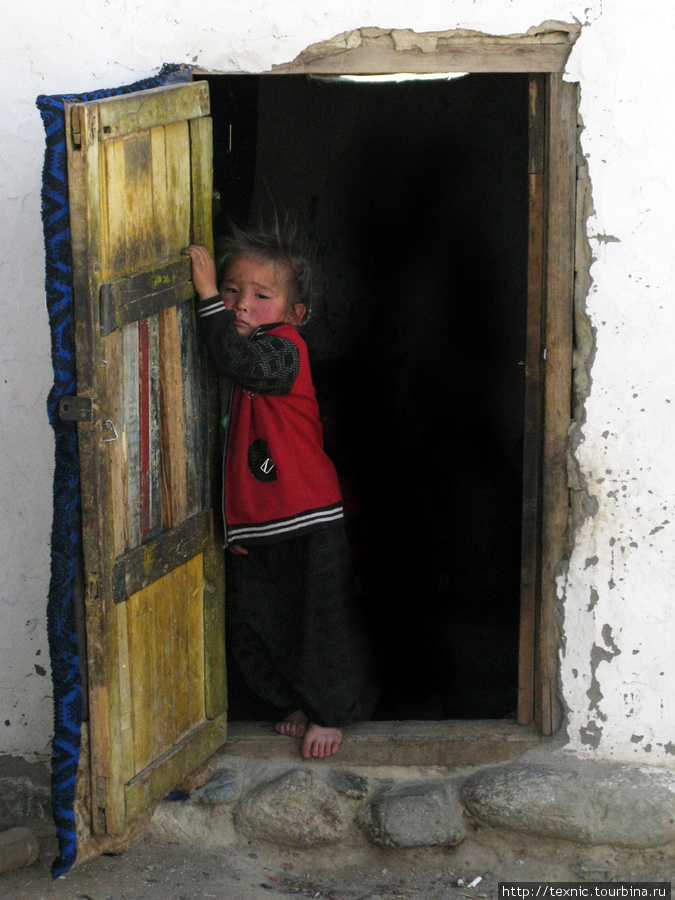 У входа нас встречает один из детей. Заходим дальше... Баян-Улэгэйский аймак, Монголия